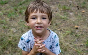 child-pray-for-ukraine